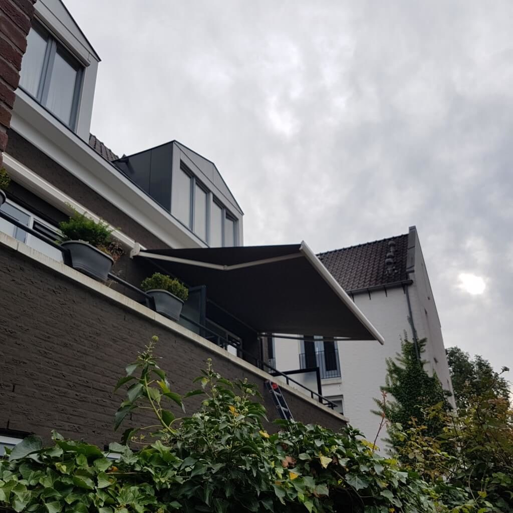 Knikarmscherm de Woerd boven balkon
