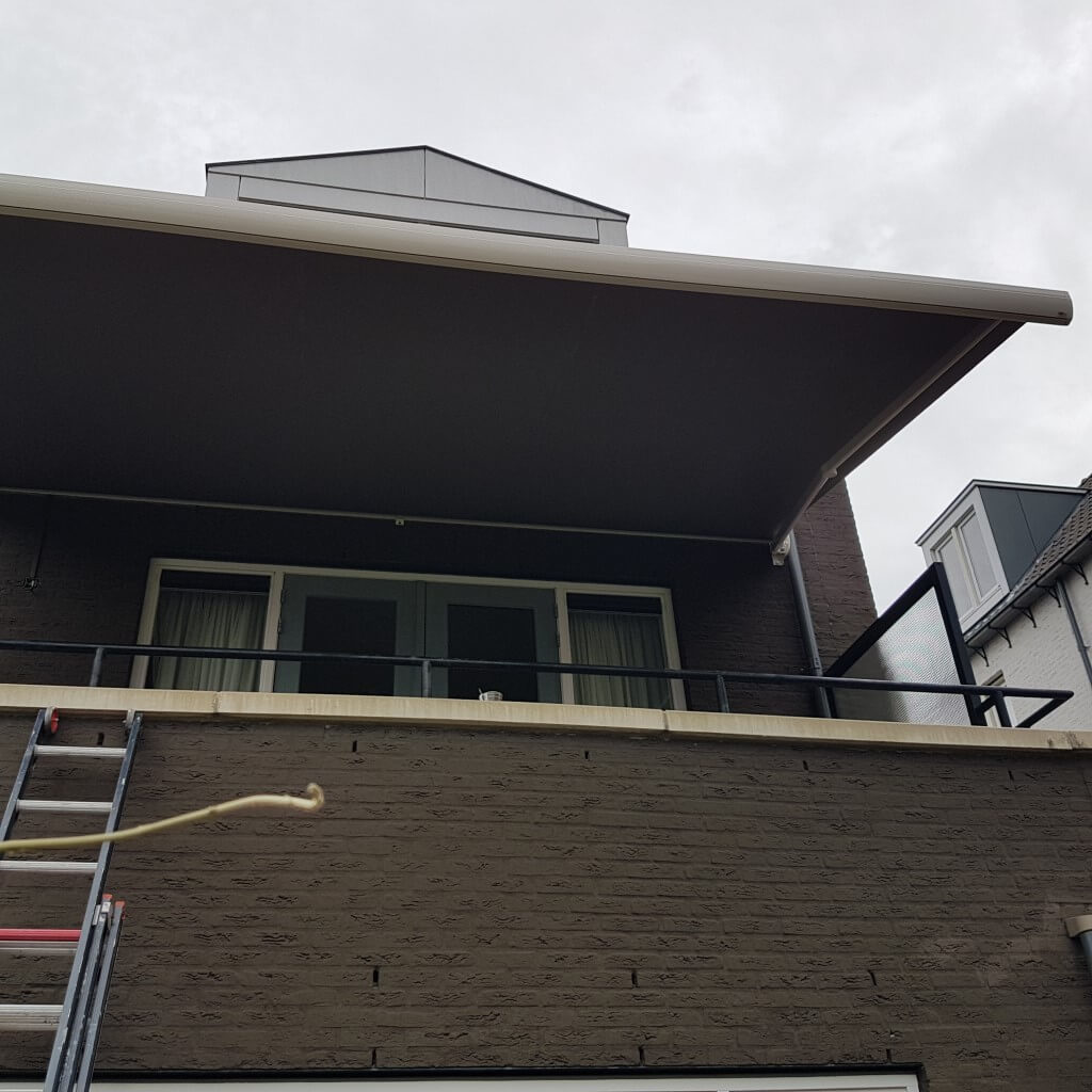 Knikarmscherm de Woerd boven balkon