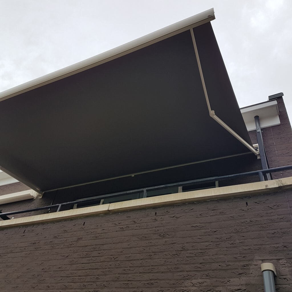 Knikarmscherm de Woerd boven balkon